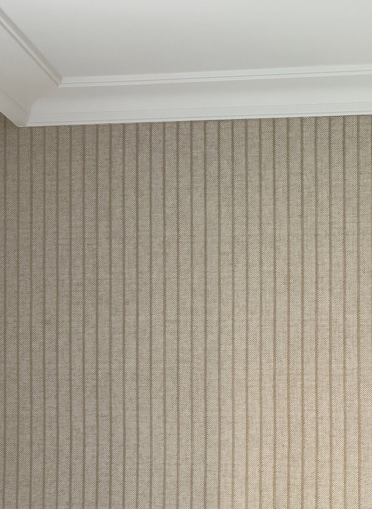 Papel pintado de rayas bajo moldura de escayola